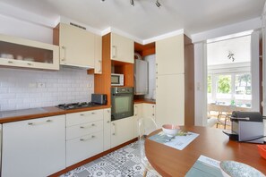 Kylskåp, mikrovågsugn, ugn och diskmaskin