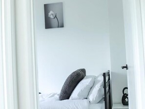 2 dormitorios, escritorio, Internet y ropa de cama