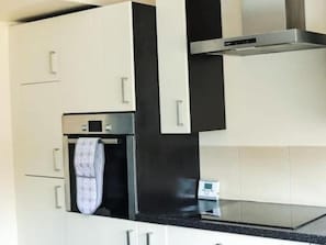 Fridge, microwave, oven, stovetop - Lovely Luxury Home in Kent (Swanley)