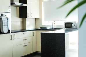 Frigorifero, microonde, forno, piano cottura