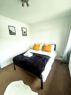 2 bedrooms, desk, Internet, bed sheets - Lovely Luxury Home in Kent (Swanley)