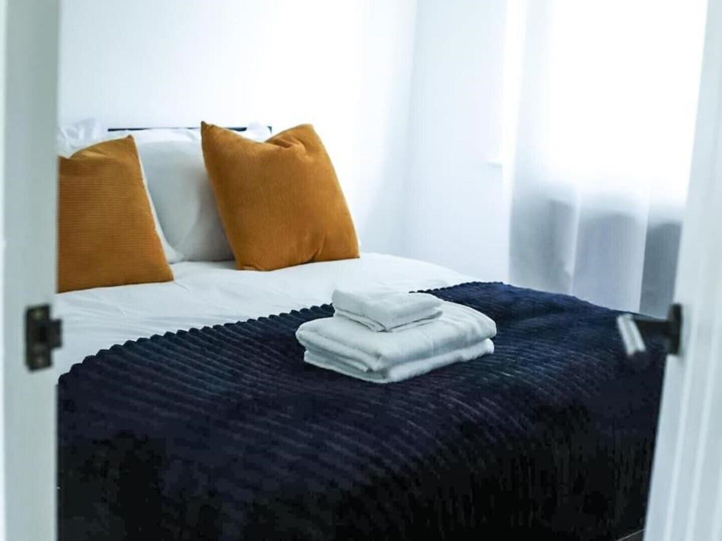 2 bedrooms, desk, Internet, bed sheets