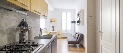 Réfrigérateur, micro-ondes, plaque de cuisson, lave-vaisselle