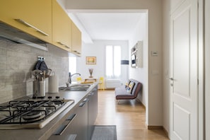 Een koelkast, een microgolfoven, een kookplaat, een vaatwasser