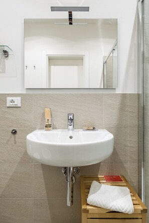 Ducha, secador de pelo, bidet, toallas