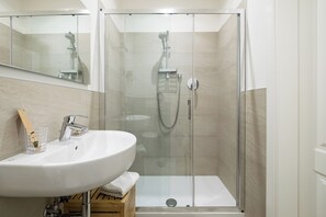 Dusj, hårføner, bidé og håndklær