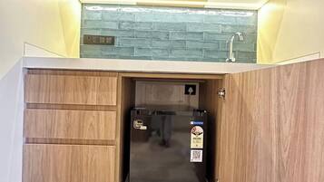 Kühlschrank, Mikrowelle, Herdplatte, Kochgeschirr/Geschirr/Besteck