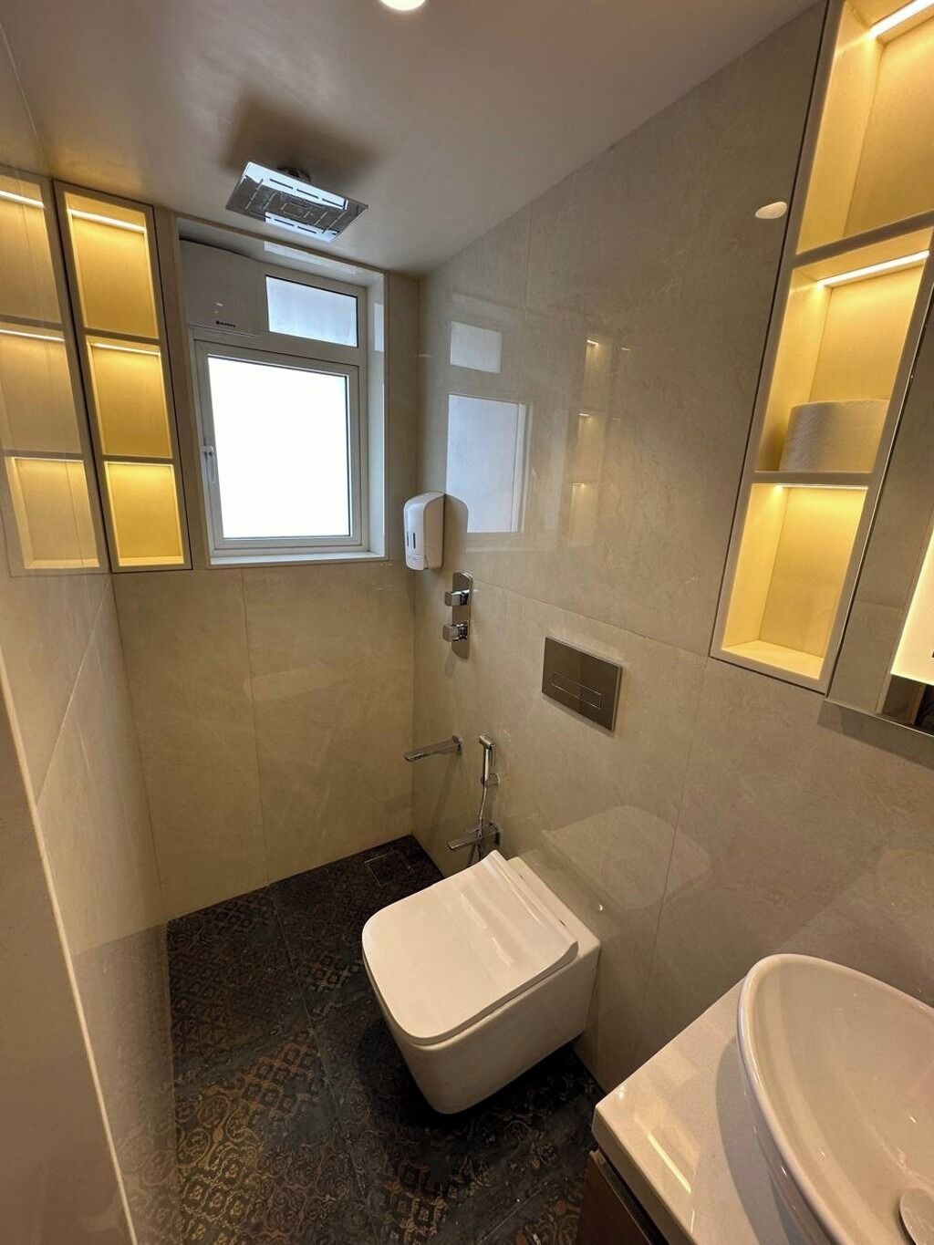 Douche, serviettes fournies, savon, shampoing