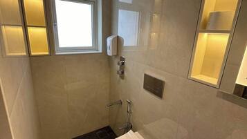 Douche, serviettes fournies, savon, shampoing