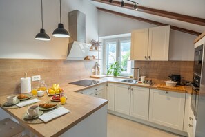 Fridge, microwave, oven, dishwasher - Holiday home Coastal Soul in Mali Ston (Mali Ston)