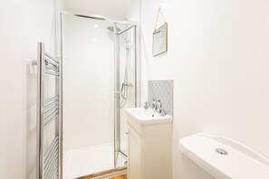Shower, hair dryer, towels - Host & Stay | Hotspur Street (Alnwick)