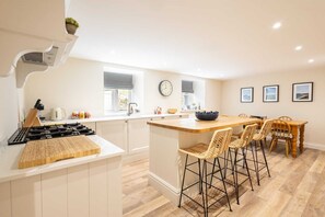 Fridge, microwave, oven, stovetop - Host & Stay | Hotspur Street (Alnwick)