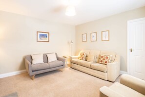 TV, fireplace, offices - Host & Stay | Hotspur Street (Alnwick)