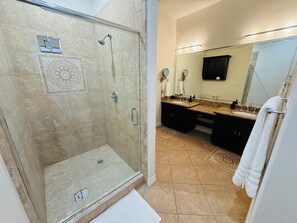 Serviettes fournies, papier toilette