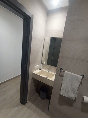 Bathtub, towels, soap, shampoo - HOTEL STAY INN  (Dcheira El Jihadia)