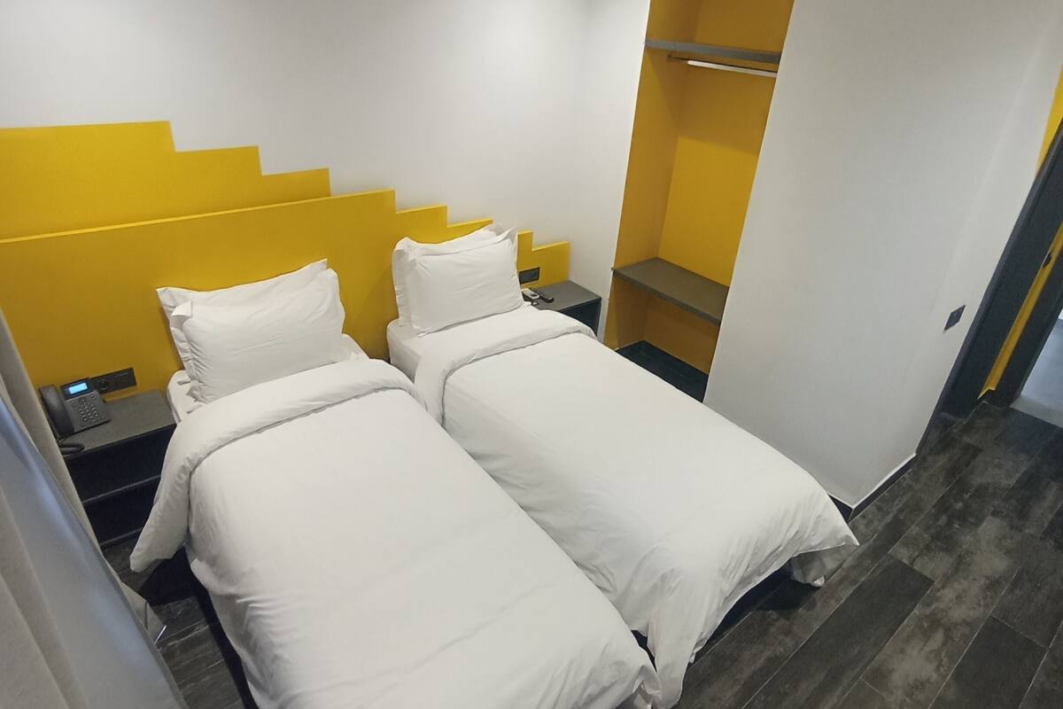 Habitación doble, balcón | Cortinas opacas y wifi gratis