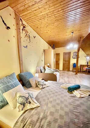 4 bedrooms, iron/ironing board, WiFi, bed sheets
