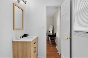 Dusj, hårføner, håndklær og såpe