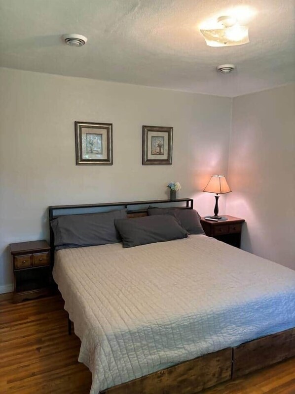 4 habitaciones, tabla de planchar con plancha, wifi y ropa de cama