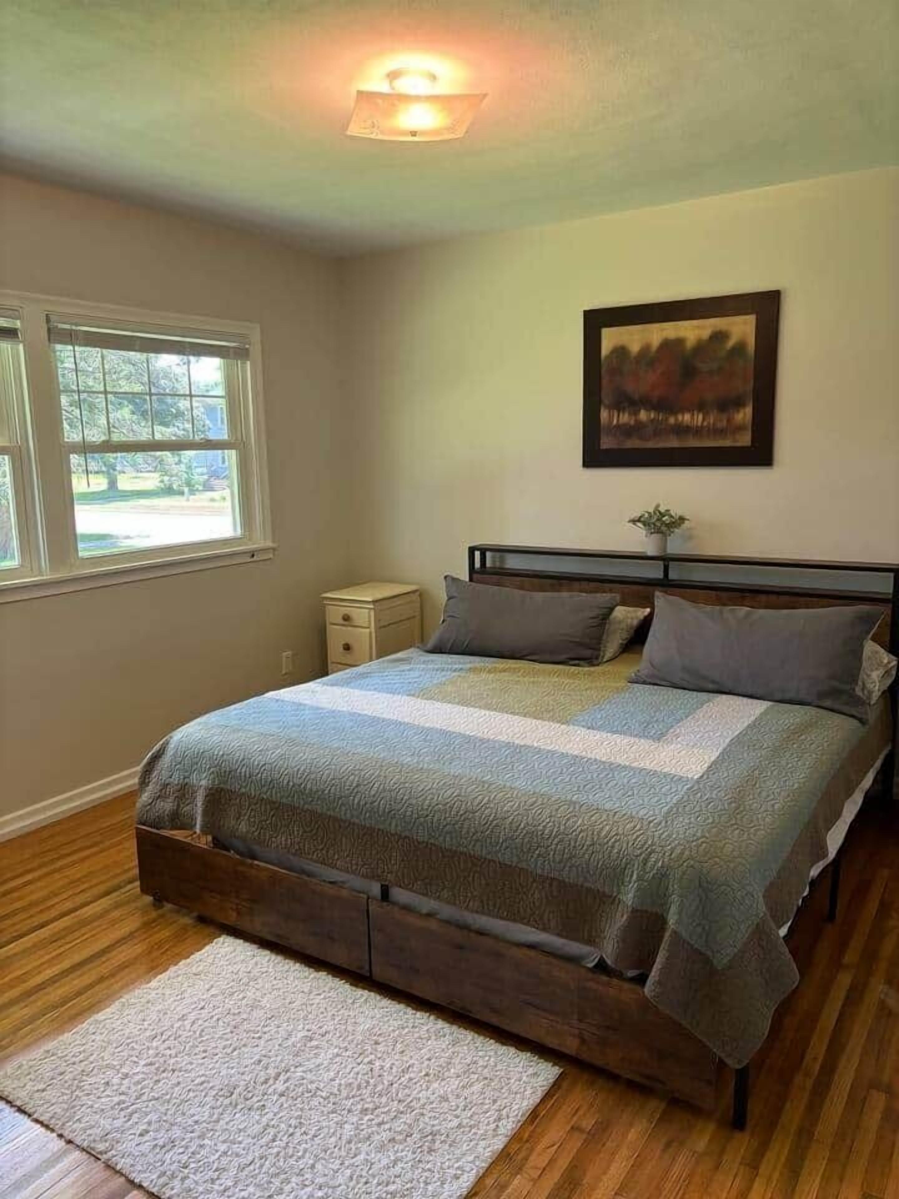 4 bedrooms, iron/ironing board, WiFi, bed sheets