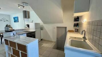 Réfrigérateur, micro-ondes, four, plaque de cuisson