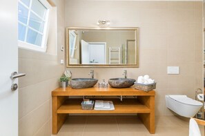 Shower, hair dryer, towels - Villa Village - with heated pool, golf course, private tennis (Tinjan)