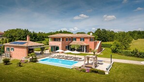 Et oppvarmet basseng