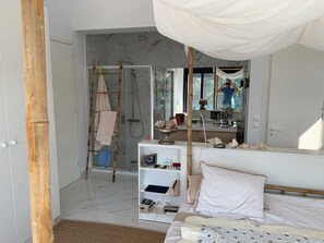 4 makuuhuonetta, silitysrauta/-lauta, vuodevaatteet
