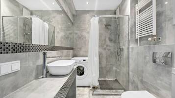 Quarto casal ou duplo básico | Banheiro | Chuveiro, toalhas de banho