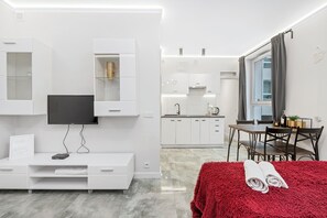 Kamar Double atau Twin Basic | Seprai premium, ruang kerja ramah laptop, dan tirai kedap cahaya