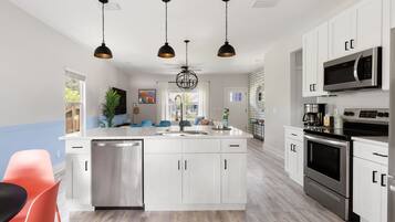 Maison, 4 chambres | Cuisine privée | Réfrigérateur, four, cafetiÚre/bouilloire, grille-pain