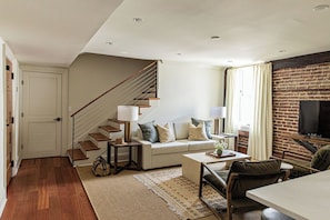 Executive Studio Suite, 1 King Bed, Balcony | Living area
