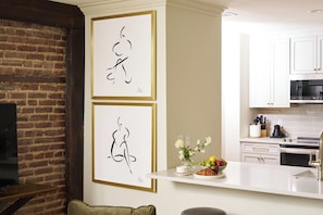 Executive Studio Suite, 1 King Bed, Balcony | Private kitchen - Hotel Richemont (Charleston)