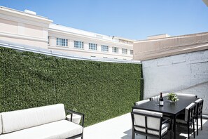 Executive Studio Suite, 1 King Bed, Balcony | Terrace/patio - Hotel Richemont (Charleston)