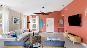 Maison, 4 chambres | Coin séjour | TV connectée