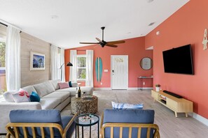 独立别墅, 4 间卧室 | 起居区 | 智能电视