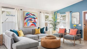 Maison, 4 chambres | Coin séjour | TV connectée