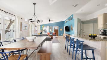 House, 4 Bedrooms | Private kitchen | Fridge, oven, coffee/tea maker, toaster