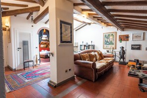 40-inch flat-screen TV with digital channels - Florence Charme by Mmega (Florence)