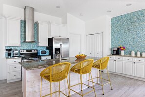 Casa, varias habitaciones | Cocina privada | Frigorífico, horno, cafetera o tetera y tostadora