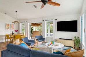 Casa, vários quartos | Área de estar | Smart TV