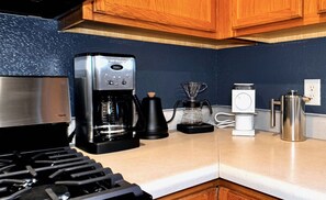 Fridge, microwave, oven, stovetop - Route 66 Luxury Condo Coffee Bar & EV Charging (Williams)