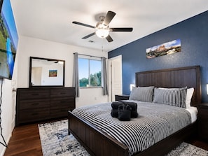3 bedrooms, desk, iron/ironing board, free WiFi - Route 66 Luxury Condo Coffee Bar & EV Charging (Williams)
