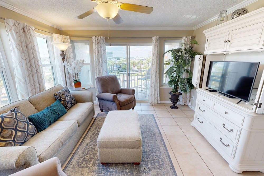 Poolside Villas 308 2 Bedroom Condo by RedAwning - Destin Harbor, FL