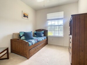 Condo, 3 Bedrooms | Living area