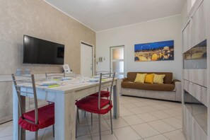 Apart Daire, Balkon, Şehir Manzaralı | Oturma alanı | Dijital TV kanalları bulunan 35 inç televizyon 