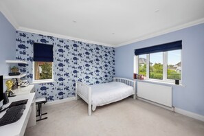 4 bedrooms, iron/ironing board, WiFi, bed sheets