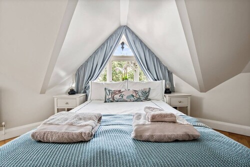 Enjoy cosy comforts and local pub and restaurant discounts in the heart of Brockenhurst