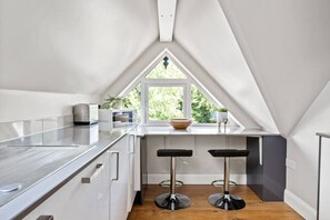 Fridge, microwave, oven, stovetop - Enjoy cosy comforts and local pub and restaurant discounts in the heart of Brockenhurst (Hampshire)