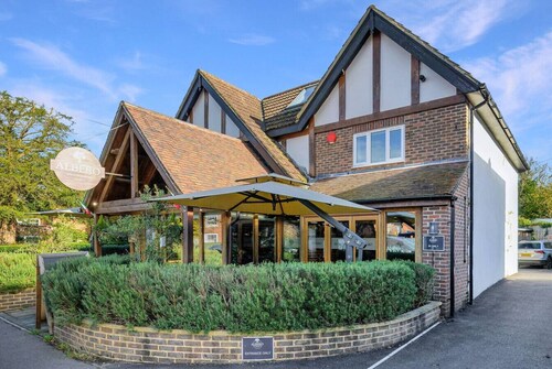 Modern 2 bedroom flat in heart of village with parking & kitchen